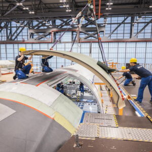 Frachtflugzeug Türeninstallation bei den Elbe Flugzeugwerken Dresden GmbH