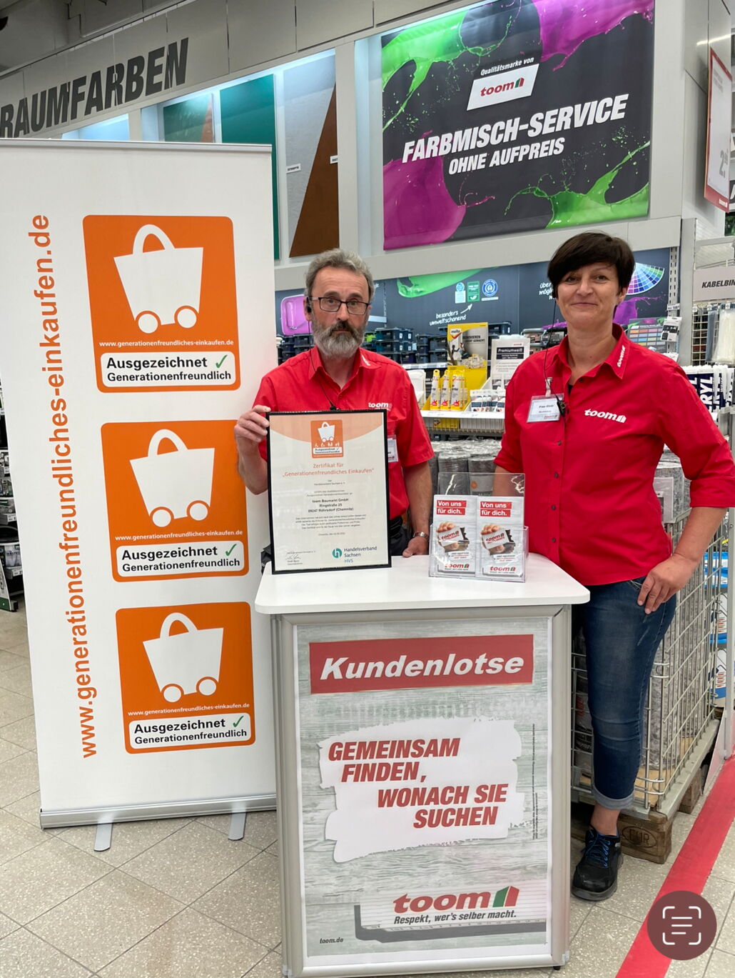 Frau Glotz und Herr Otto von der Marktleitung übernehmen die Urkunde vom Handelsverband Sachsen.